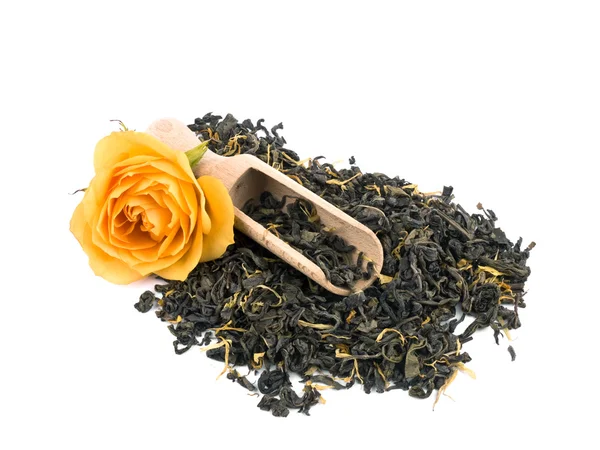 Aromatische groene thee, gele roos en houten schop — Stockfoto