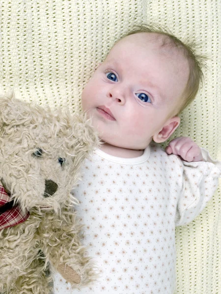 Bebé recién nacido con osito de peluche — Foto de Stock