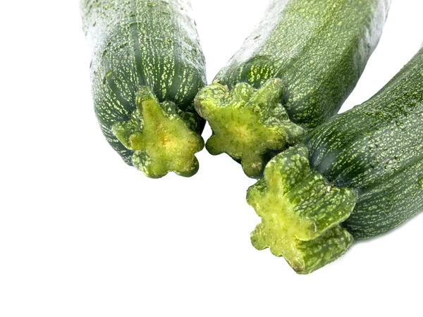 Gambar Close Zucchini Hijau Segar Pada Latar Belakang Putih — Stok Foto