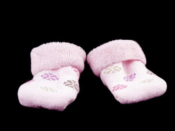 小暖袜子为初生婴儿 黑色背景上的特写图片 — 图库照片