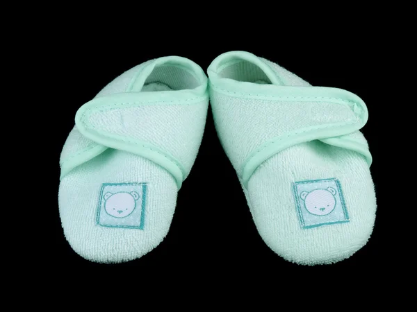 小软鞋为初生婴儿 黑色背景上的特写图片 — 图库照片