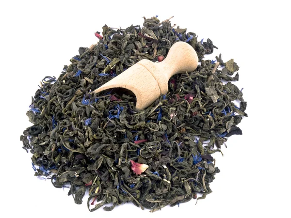 Aromatische groene thee en houten shovel op wit — Stockfoto