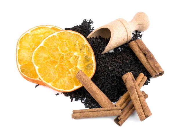 シナモンと白の背景にオレンジ色の乾燥した香りのよい紅茶 Leavs — ストック写真