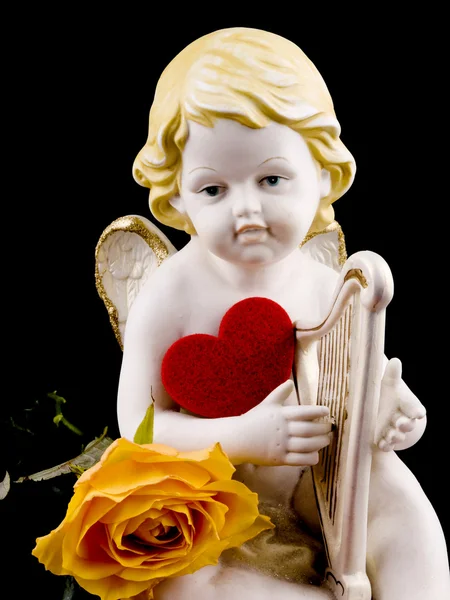 Figura Cupida Ceramica Con Cuore Rosso Feltro Rosa Gialla Sfondo — Foto Stock