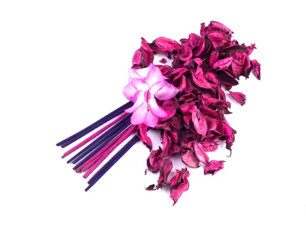 Roze potpourri met incenses en roze Cactusbloem op wit — Stockfoto