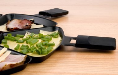 raclette pan ile peynir - parti gıda