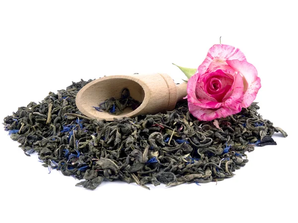 Aromatic green tea, wooden shovel and pink rose on white — Stock Photo, Image