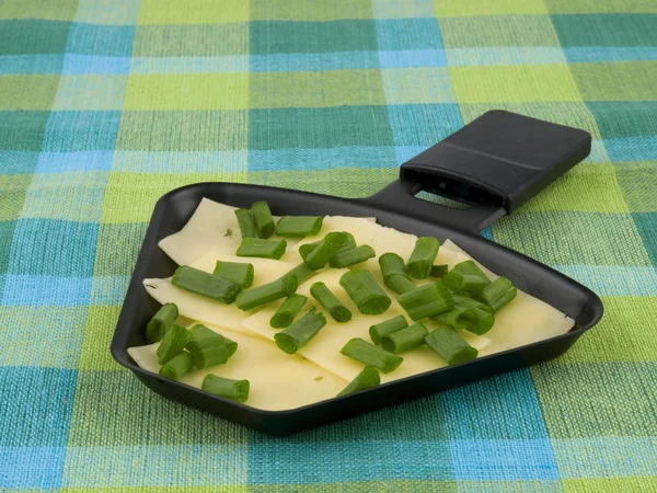 Pan raclette sýrem a jarní cibulkou - strana potravin — Stock fotografie