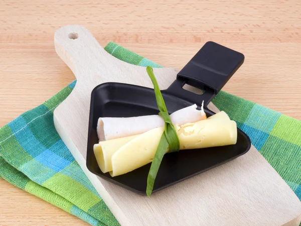 Raclette pan ile peynir ve salam - parti gıda — Stok fotoğraf