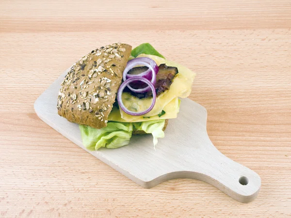 Zelfgemaakte sandwich met raclette kaas, ideaal voor lunch — Stockfoto