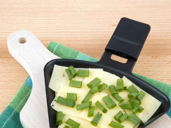 Raclette pan ile peynir ve taze soğan - parti gıda — Stok fotoğraf