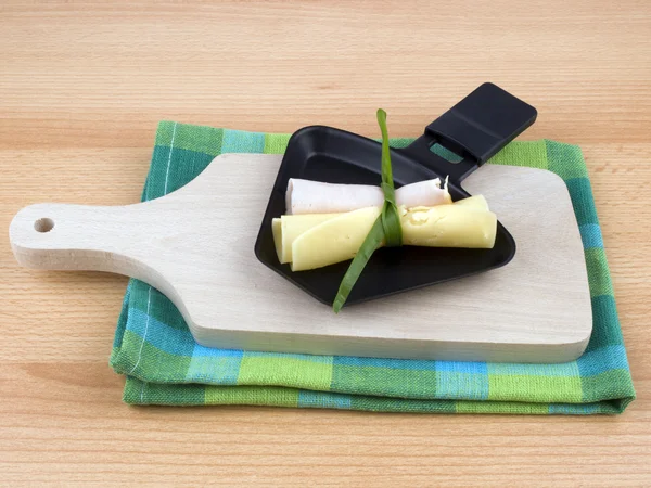 Raclette pan ile peynir ve salam - parti gıda — Stok fotoğraf