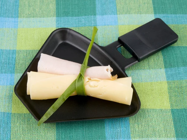 Jambon ve peynir ile raclette pan — Stok fotoğraf