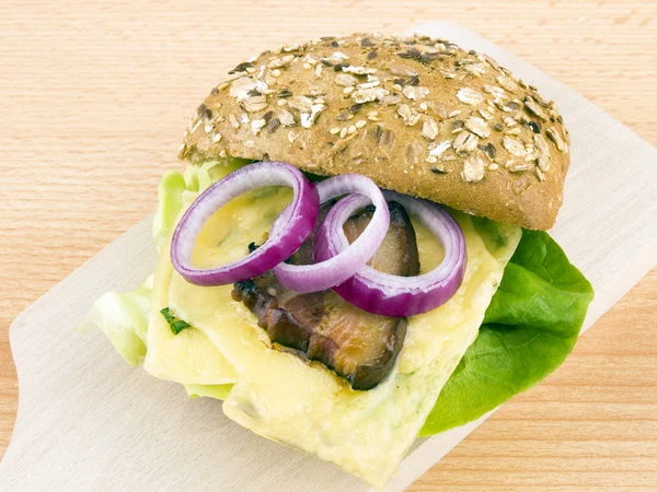 Домашній бутерброд з сиром, ідеально підходить для обіду — стокове фото