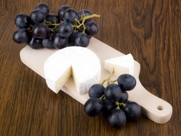 Formaggio Camembert con uva scura — Foto Stock