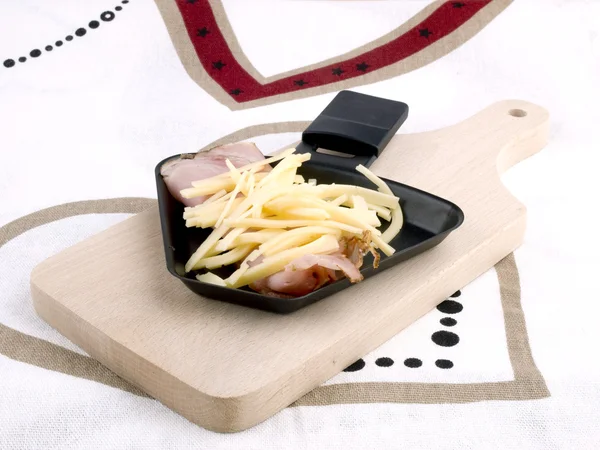 Raclettepfanne mit Käse und Schinken - Party-Essen — Stockfoto