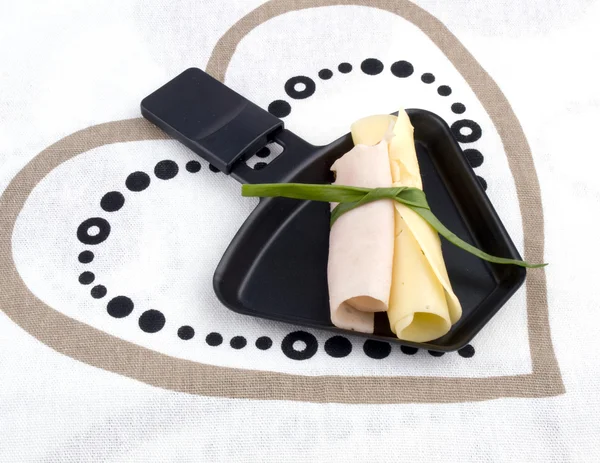 Panela de raclette com queijo e presunto — Fotografia de Stock