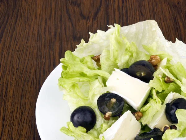Smakelijke salade op wit bord — Stockfoto