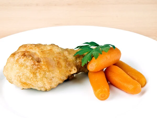 Gebakken kip been met baby wortelen — Stockfoto