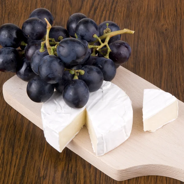 Ser Camembert z ciemnych winogron — Zdjęcie stockowe