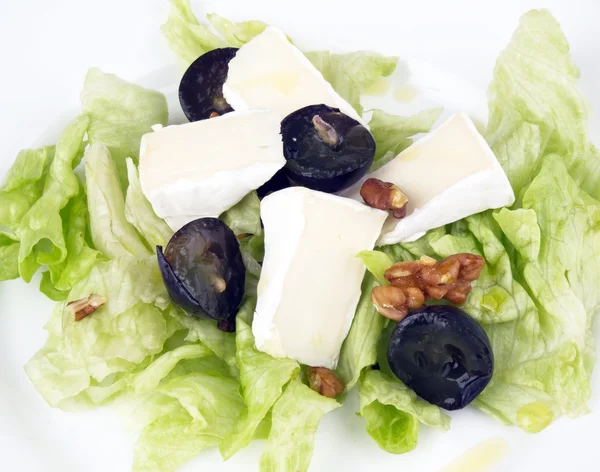 Leckerer Salat auf weißem Teller — Stockfoto