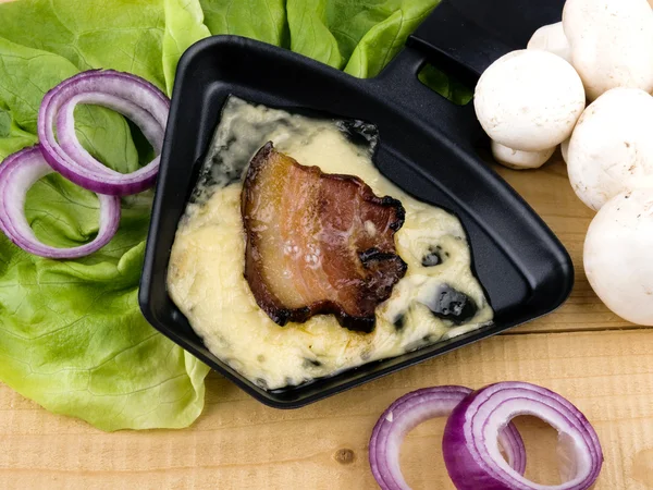 Sartén de raclette con queso y tocino - comida de fiesta — Foto de Stock