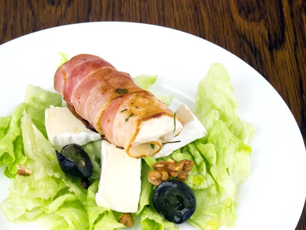 Gerollte Hühnerbrust mit Salat — Stockfoto
