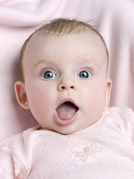 Babymeisje op roze — Stockfoto