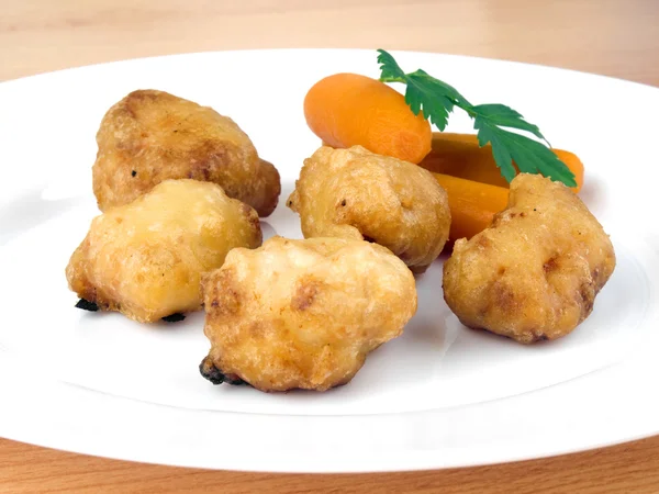 Fried chicken nuggets with baby carrots — Stock Photo, Image