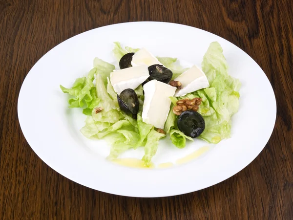 Leckerer Salat auf weißem Teller — Stockfoto