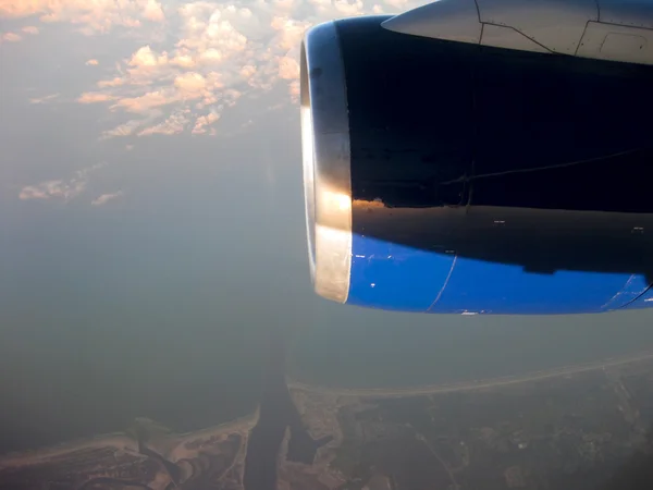 Реактивный самолет в воздухе — стоковое фото