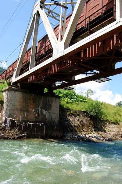 Il ponte ferroviario sul fiume — Foto Stock