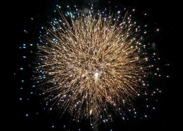Hermosos fuegos artificiales en el cielo nocturno Imagen de stock