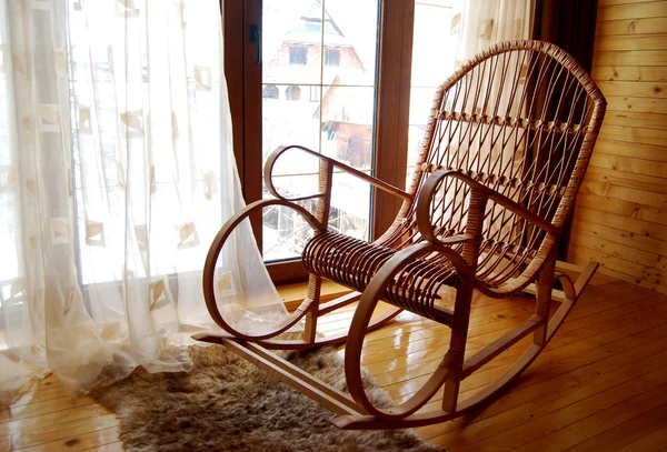 Дерев'яне крісло-качалка біля вікна Стокова Картинка