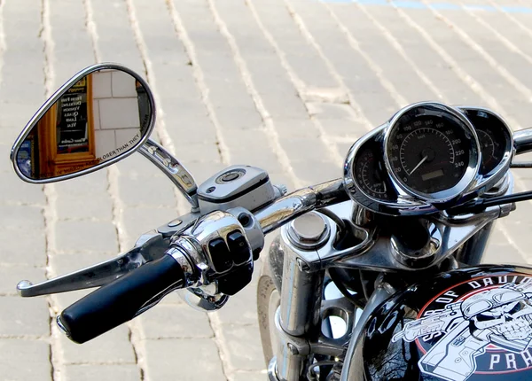 오토바이에서 거울으로 휠 로열티 프리 스톡 사진