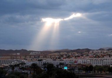 Güneş ışını üzerinde bir şehir