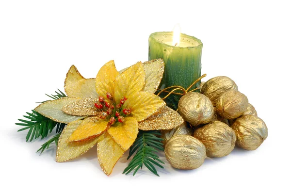 圣诞组成 与黄金坚果被隔绝在白色蜡烛 — 图库照片