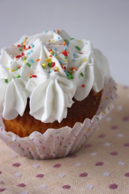 cupcake noktalı peçete üzerinde