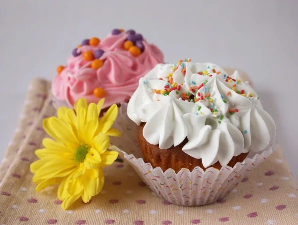 カップケーキと花 — ストック写真
