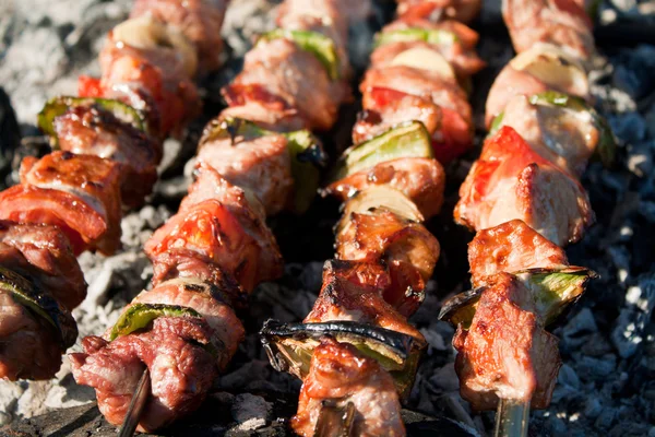Barbecue avec brochettes de viande crue — Photo