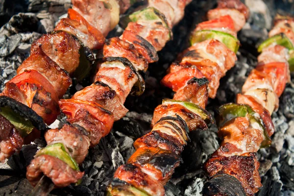 Barbecue con spiedini di carne cruda — Foto Stock