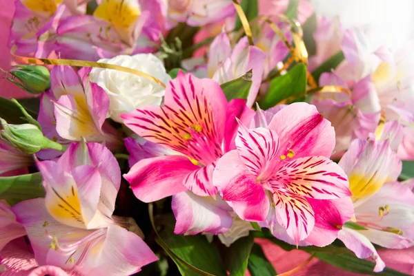 屋外でのピンクのウェディング花ブーケ — ストック写真