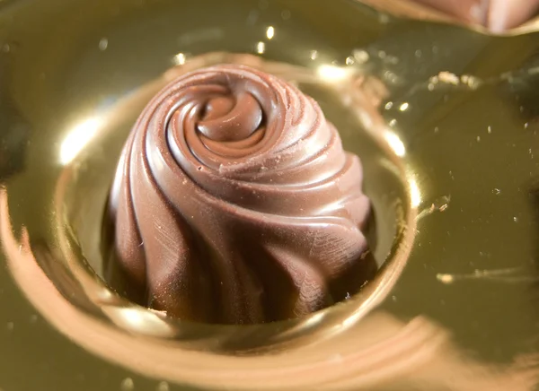 อคโกแลตขนมหวานในจานทอง — ภาพถ่ายสต็อก