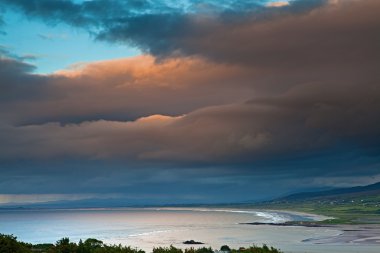 İrlanda Sahil dingle Yarımadası üzerinde kara bulutlar