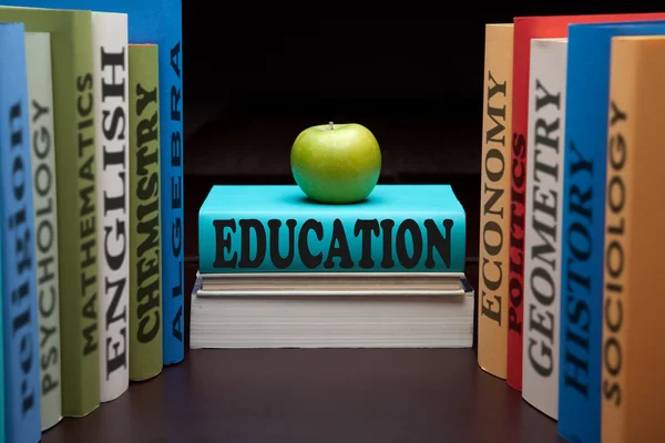 Eğitim çalışma kitapları ve elma — Stok fotoğraf