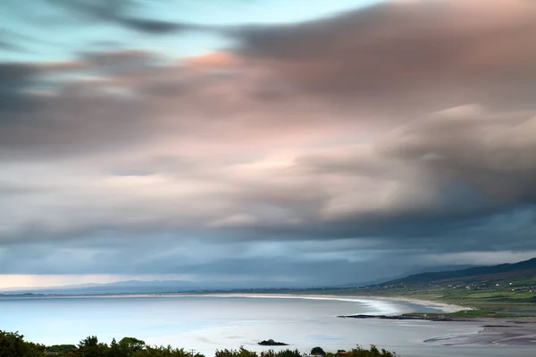 Donkere wolken over Ierse kust dingle schiereiland — Stockfoto