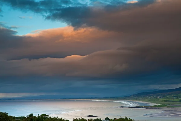 Nubes oscuras sobre la costa irlandesa Península de Dingle — Foto de Stock