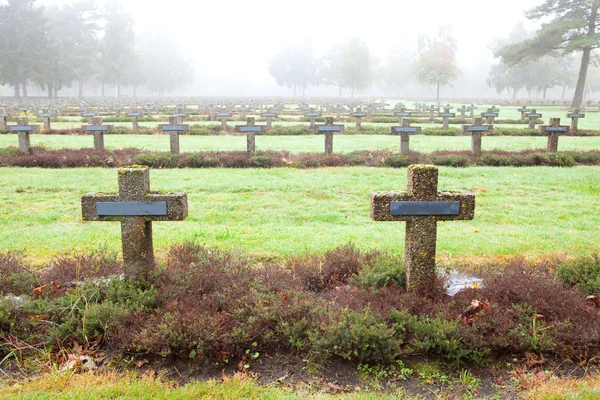 Sonbahar sis mezarlıkta kesişsin — Stok fotoğraf