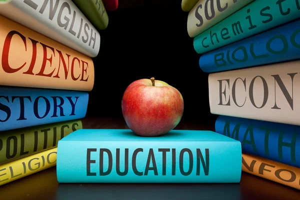 Bildungsstudienbücher und Apfel — Stockfoto