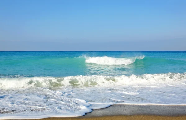 Ciel, mer, vagues et plage de sable . — Photo